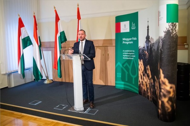 Gyopáros Alpár sajtótájékoztatója a Magyar falu program pályázatairól