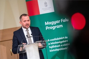 Gyopáros Alpár sajtótájékoztatója a Magyar falu program pályázatairól