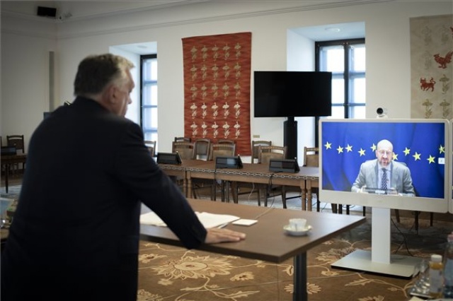Orbán Viktor videókonferencia keretében tárgyalt az Európai Tanács elnökével 