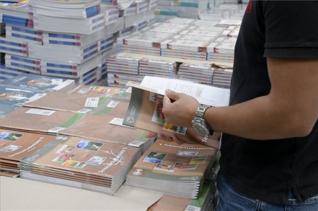 Rétvári: továbbra is ingyenesen és pontosan érkeznek a tankönyvek az iskolákba