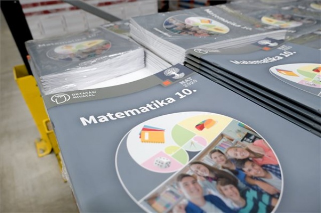 Rétvári: továbbra is ingyenesen és pontosan érkeznek a tankönyvek az iskolákba