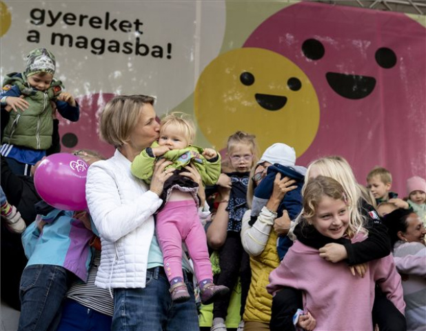Több mint tízezer gyereket emeltek magasba a Gyereket a magasba! programon - Győr 