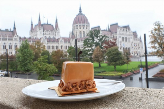 Giandujás-almás sütemény lett idén Budapest desszertje