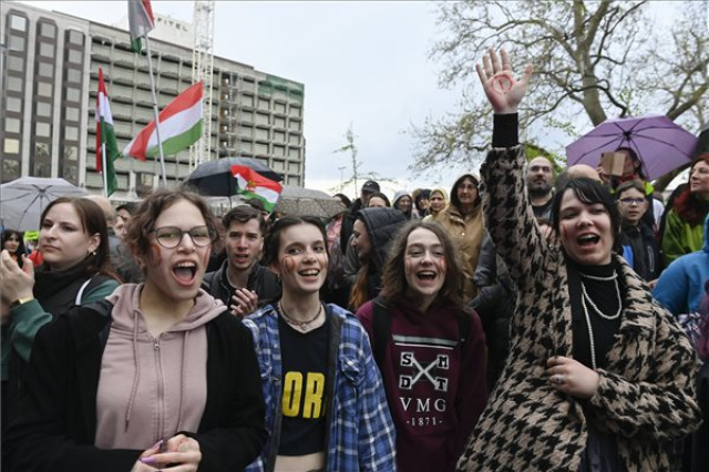 A pedagógusok státusztörvénye ellen demonstráltak Budapesten