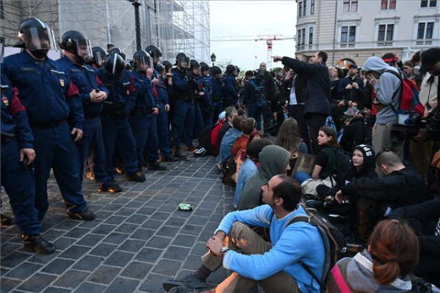 A pedagógusok státusztörvénye ellen tüntettek diákok Budapesten