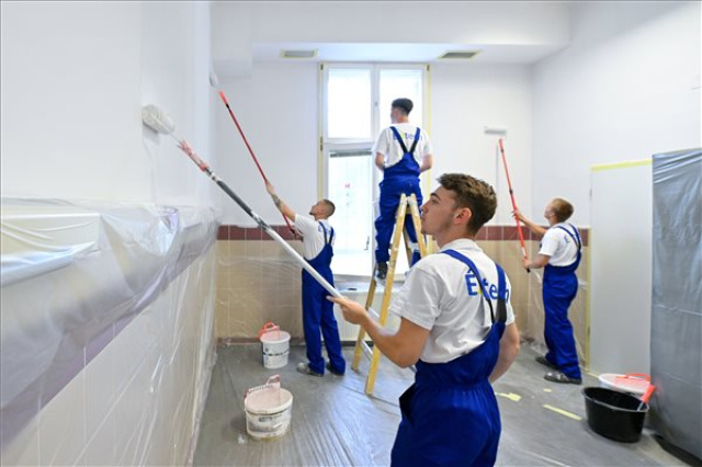 Debreceni középiskolások kifestik a helyi hospice házat