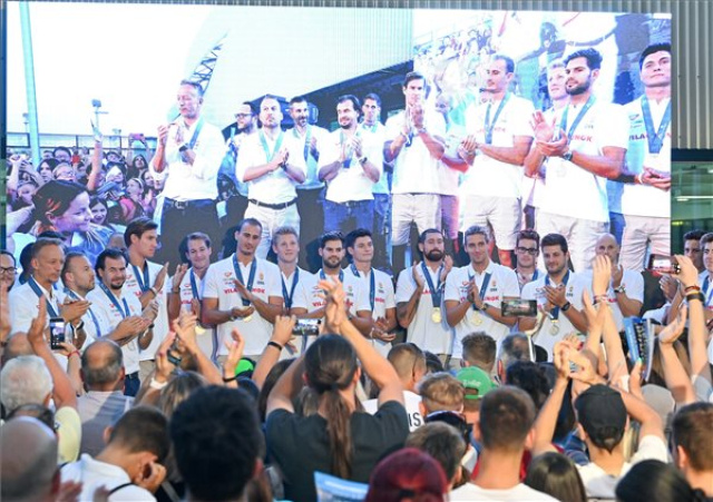 Vizes vb - A Duna Arénában köszöntötték a szurkolók az aranyérmes férfi vízilabda-válogatottat