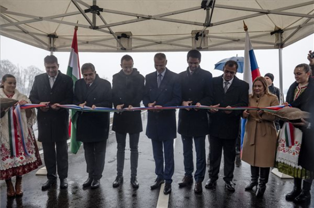 Új Ipoly-hidat adtak át Magyarország és Szlovákia között