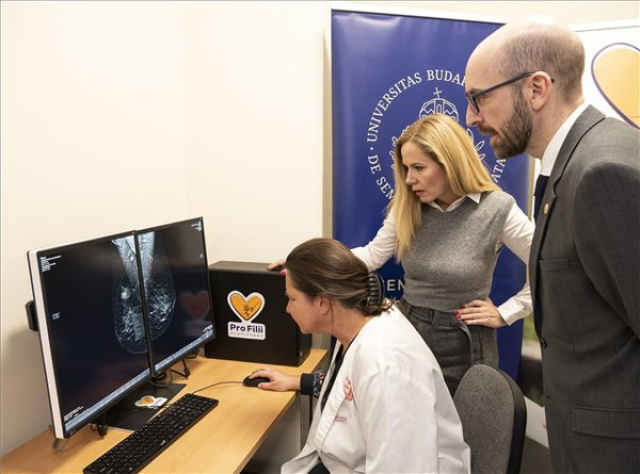 Leletező monitort és mammográfiai munkaállomást adományozott a Semmelweis Egyetemnek a Pro Filii Alapítvány