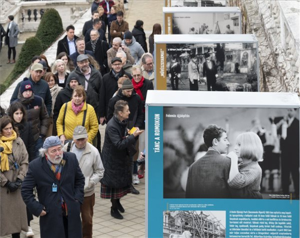 Plakátkiállítás mutatja be az idén tíz éve megújult Várkert Bazár történetét