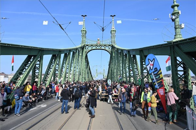 Március 15. - A Kétfarkú Kutya Párt és a Tanítanék mozgalom közösen ünnepelt a Szabadság hídon