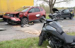 Több autó ütközött az 1-es főúton Győrszentivánnál