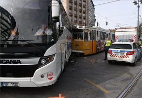 Turistabusszal ütközött a villamos a Kálvin téren