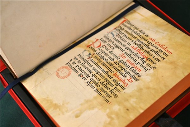 Bemutatták Kálmáncsehi Domonkos 15. századi imakönyvének fakszimile kiadását