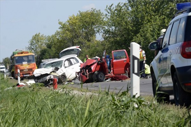Halálos baleset a 4-es főúton Fegyvernek és Kisújszállás között 