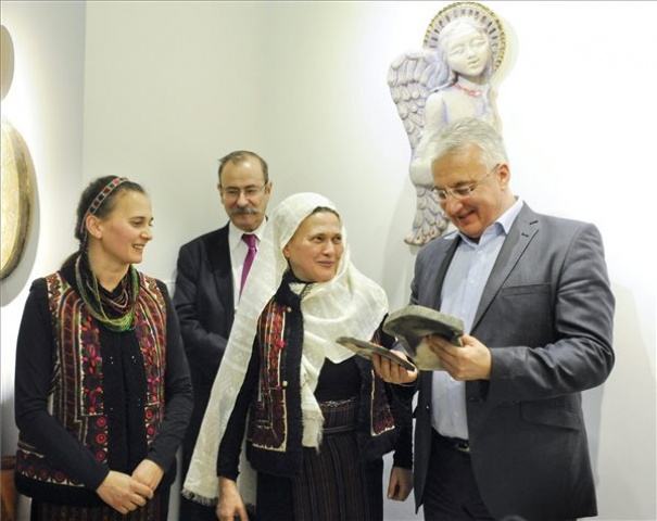 Petrás Mária és Petrás Alina adventi témájú kerámiáiból nyílt kiállítás