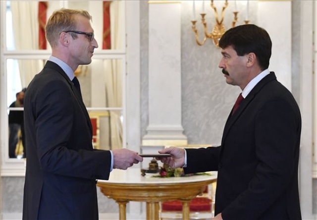 Áder János kinevezte Kecsmár Krisztiánt az igazságügyi tárca államtitkárává 