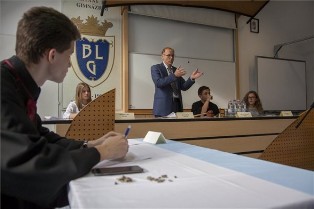 Perszimulációt tartott diákokkal a Kúria elnöke Nagykanizsán
