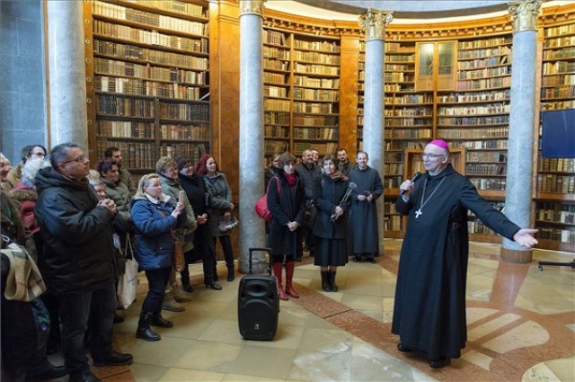 Megáldották pannonhalmi főapáti tisztségében Hortobágyi T. Cirillt