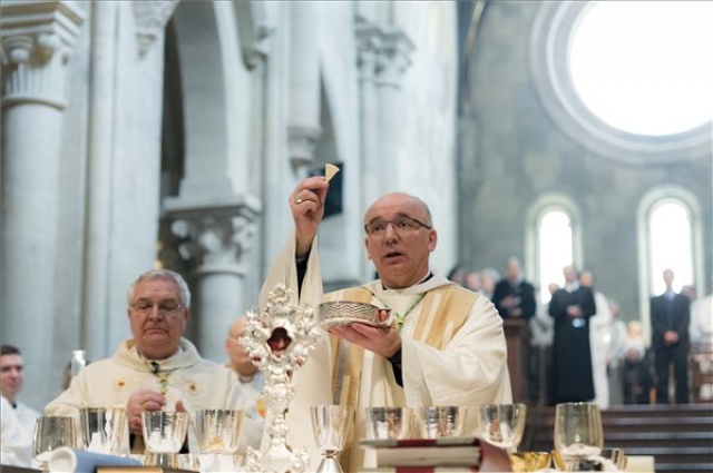 Megáldották pannonhalmi főapáti tisztségében Hortobágyi T. Cirillt