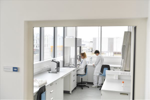 Átadták a Richter molekuláris biológiai laboratóriumát Debrecenben