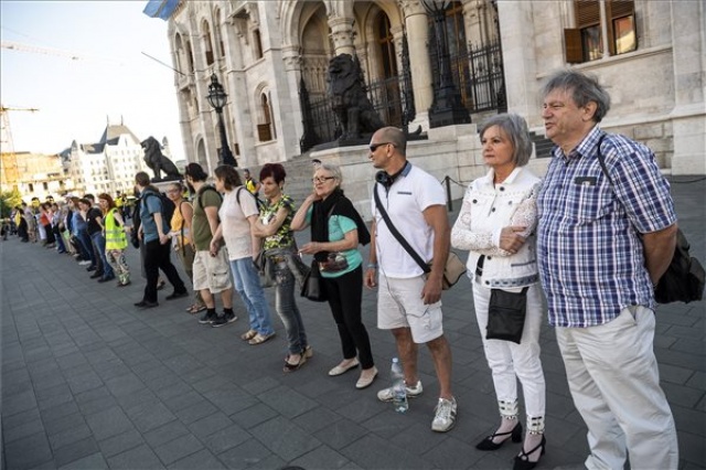 Az Országgyűlés alakuló ülése - Élőláncot a Parlament köré