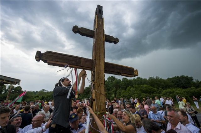 Palóc határkeresztet állítottak a szlovák-magyar határon