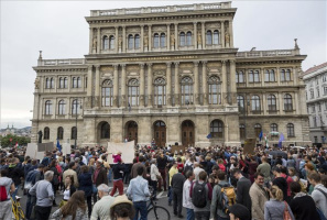 A Momentum Mozgalom demonstrációja az MTA székháza előtt