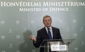 Benkő Tibor honvédelmi miniszter sajtótájékoztatója