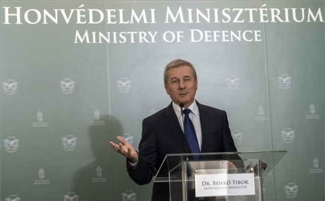 Benkő Tibor honvédelmi miniszter sajtótájékoztatója