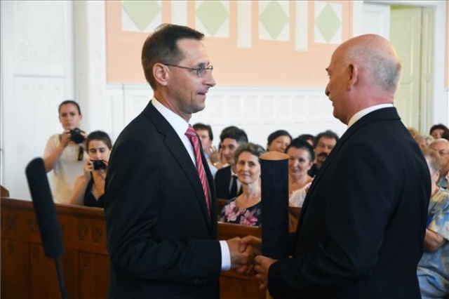 Karcag díszpolgára lett Varga Mihály pénzügyminiszter
