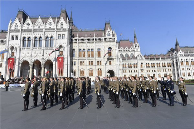 Augusztus 20. - Zászlófelvonás és tisztavatás a Kossuth téren