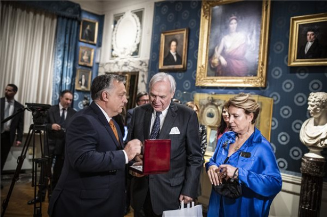 Orbán Viktor Milánóban a Kurtág-opera ősbemutatóján
