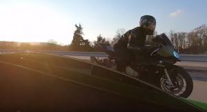McLaren 720S vs BMW S1000RR