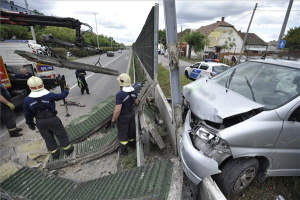 Több méteren kidöntött egy autós egy zajvédő falat Budapesten