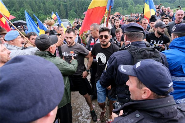 Úzvölgyi katonatemető - A románok erőszakos benyomulása után felszentelték a román emlékművet