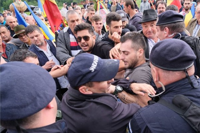 Úzvölgyi katonatemető - A románok erőszakos benyomulása után felszentelték a román emlékművet