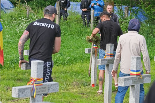 Úzvölgyi katonatemető - A románok erőszakos benyomulása után felszentelték a román emlékművet