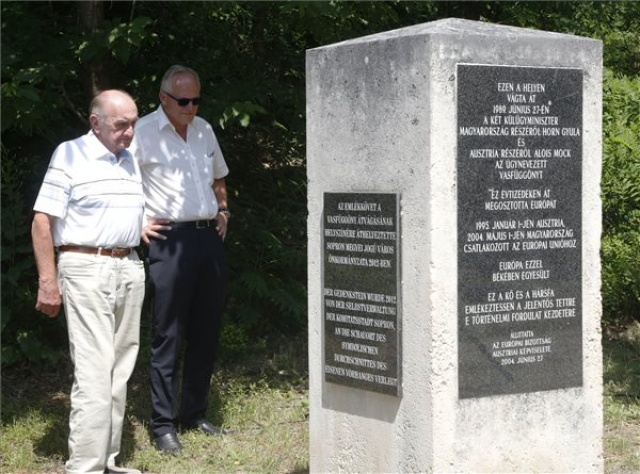 A vasfüggöny szimbolikus átvágásának 30. évfordulójára emlékeztek