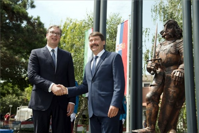 A magyar és a szerb államfő jelenlétében felavatták Hunyadi János zimonyi szobrát