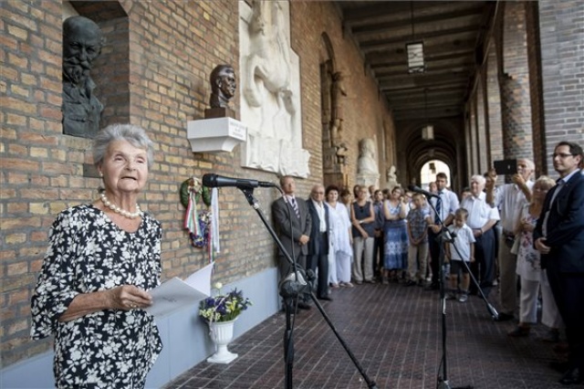 Felavatták Simándy József szobrát Szegeden