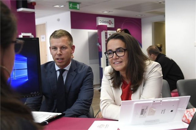 Sajtótájékoztató a diákhitelekhez kapcsolódó családtámogatási kedvezményekről