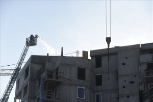 Kigyulladt egy magas ház teteje a XIII. kerületben 