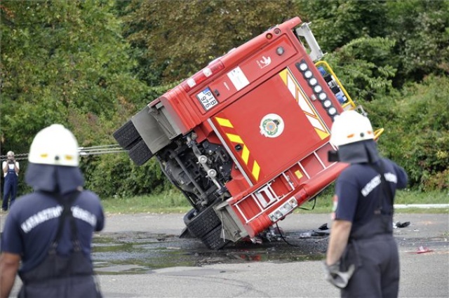Több tűzoltó megsérült egy váci bemutató alatt