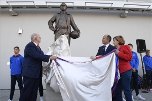 Felavatták Illovszky Rudolf szobrát a róla elnevezett stadionnál