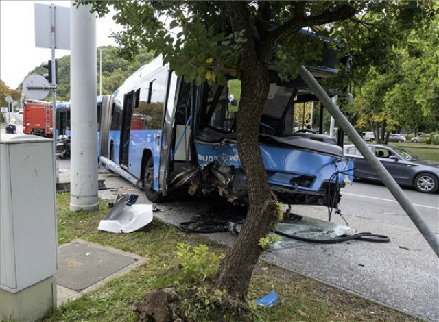 Személyautóval ütközött össze az 5-ös busz az I. kerületben