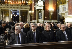 A Szent István-bazilikában búcsúztatták Sára Sándort