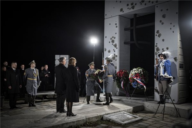 Orbán Viktor a bársonyos forradalom 30. évfordulója alkalmából rendezett koszorúzáson Dévényben 