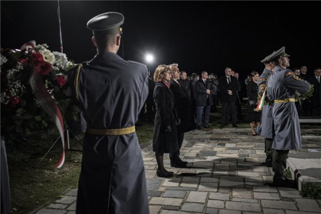 Orbán Viktor a bársonyos forradalom 30. évfordulója alkalmából rendezett koszorúzáson Dévényben 