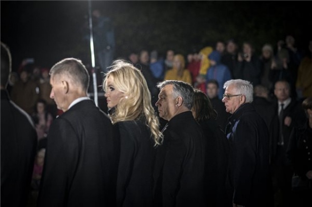 Orbán Viktor a bársonyos forradalom 30. évfordulója alkalmából rendezett koszorúzáson Dévényben 